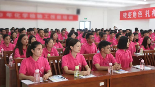 周金平為2019年宜化集團入職新職工(大學生)講授第一課(圖1) 周金平為2019年宜化集團入職新職工(大學生)講授第一課(圖1)