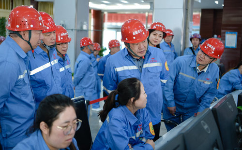 宜昌市委副書記袁衛東一行到新疆宜化現場辦公(圖2) 宜昌市委副書記袁衛東一行到新疆宜化現場辦公(圖2)