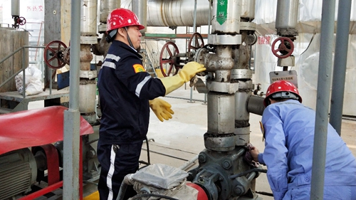 集團領導干部深入基層一線勞動(圖4) 集團領導干部深入基層一線勞動(圖4)