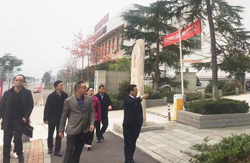 王大真到實訓基地調研(圖1) 王大真到實訓基地調研(圖1)