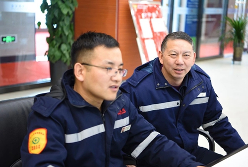 集團領導春節前走訪慰問一線職工、困難職工和離退休老干部(圖4) 集團領導春節前走訪慰問一線職工、困難職工和離退休老干部(圖4)