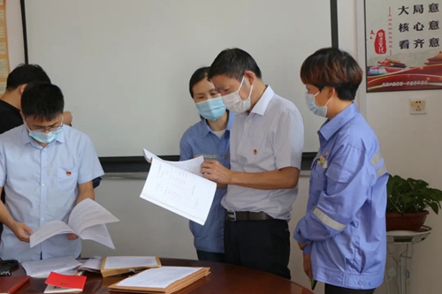 吳正新到股份公司檢查指導工作(圖1) 吳正新到股份公司檢查指導工作(圖1)