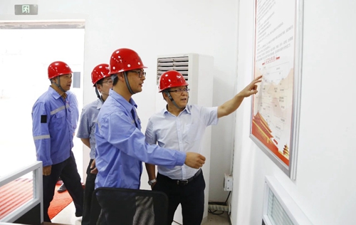 王大真帶隊到松滋肥業氟化鋁項目現場慰問(圖1) 王大真帶隊到松滋肥業氟化鋁項目現場慰問(圖1)