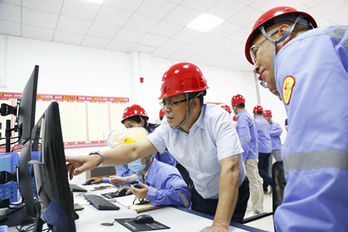 王大真帶隊到松滋肥業氟化鋁項目現場慰問(圖2) 王大真帶隊到松滋肥業氟化鋁項目現場慰問(圖2)