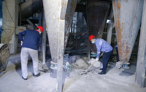 集團總部機關干部到股份公司勞動(圖2) 集團總部機關干部到股份公司勞動(圖2)