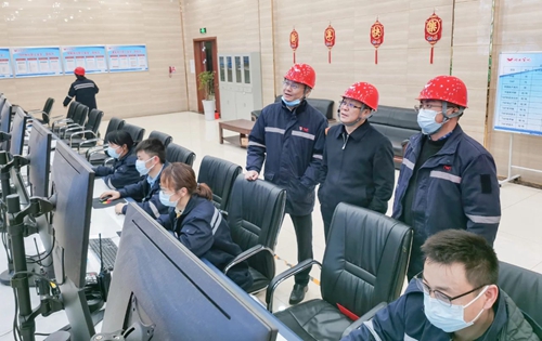 王大真在股份公司一線向全集團(tuán)廣大干部職工拜年(圖11) 王大真在股份公司一線向全集團(tuán)廣大干部職工拜年(圖11)