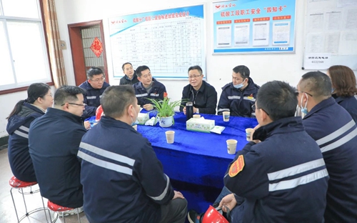 王大真在股份公司一線向全集團(tuán)廣大干部職工拜年(圖10) 王大真在股份公司一線向全集團(tuán)廣大干部職工拜年(圖10)