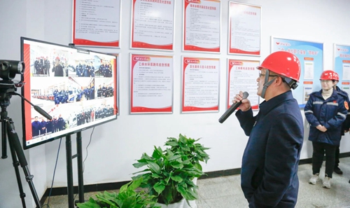 王大真在股份公司一線向全集團(tuán)廣大干部職工拜年(圖1) 王大真在股份公司一線向全集團(tuán)廣大干部職工拜年(圖1)