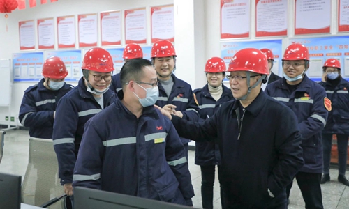 王大真在股份公司一線向全集團(tuán)廣大干部職工拜年(圖5) 王大真在股份公司一線向全集團(tuán)廣大干部職工拜年(圖5)