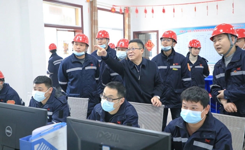 王大真在股份公司一線向全集團(tuán)廣大干部職工拜年(圖7) 王大真在股份公司一線向全集團(tuán)廣大干部職工拜年(圖7)