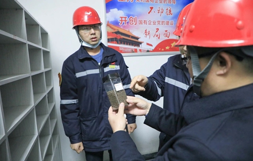 王大真在股份公司一線向全集團(tuán)廣大干部職工拜年(圖8) 王大真在股份公司一線向全集團(tuán)廣大干部職工拜年(圖8)