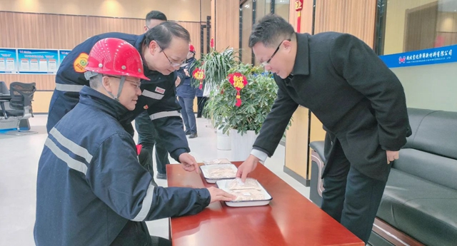 大年初一,王大真到田家河新項目和分子公司走訪慰問(圖4) 大年初一,王大真到田家河新項目和分子公司走訪慰問(圖4)