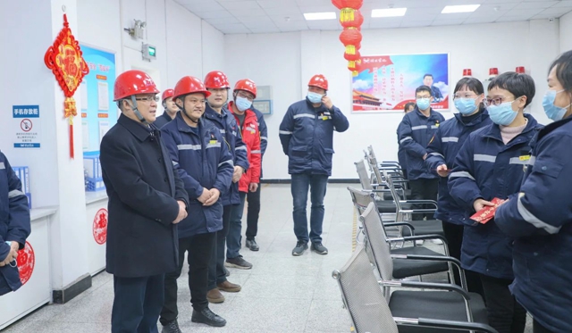 大年初一,王大真到田家河新項目和分子公司走訪慰問(圖6) 大年初一,王大真到田家河新項目和分子公司走訪慰問(圖6)