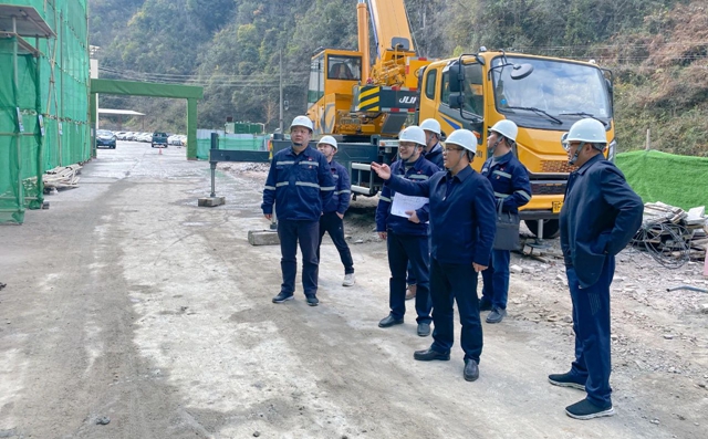 王大真到礦業(yè)公司現(xiàn)場檢查項目建設(shè)等工作(圖1) 王大真到礦業(yè)公司現(xiàn)場檢查項目建設(shè)等工作(圖1)