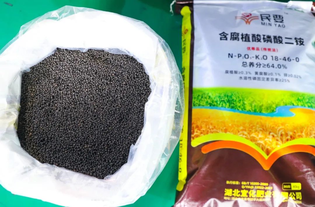 喜報(bào)!宜化增效磷酸二銨被評(píng)為“湖北精品”(圖3) 喜報(bào)!宜化增效磷酸二銨被評(píng)為“湖北精品”(圖3)