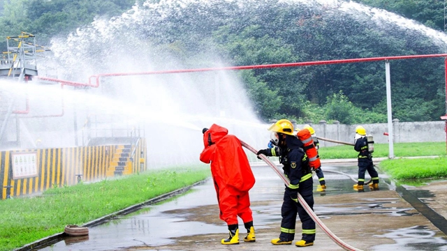 【安全生產(chǎn)月】應(yīng)急演練關(guān)鍵在練！楚星公司、松滋肥業(yè)分別開展應(yīng)急救援演練(圖1)