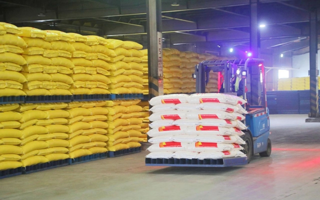 喜訊!聯(lián)化公司“辛?xí)r代”尿素成功下線(圖1) 喜訊!聯(lián)化公司“辛?xí)r代”尿素成功下線(圖1)