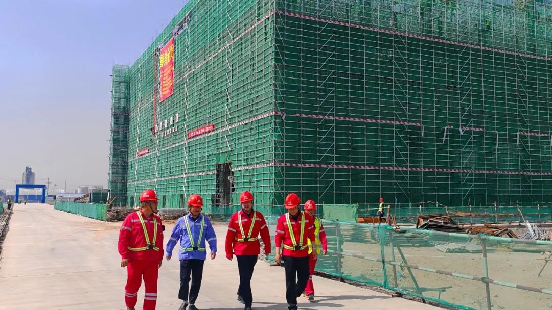 化機公司黨委書記、董事長、總經理楊中澤到內蒙季戊四醇項目現場辦公(圖2)