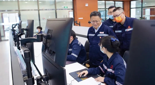 王大真國(guó)慶節(jié)到新疆宜化和新疆宜化礦業(yè)走訪(fǎng)調(diào)研