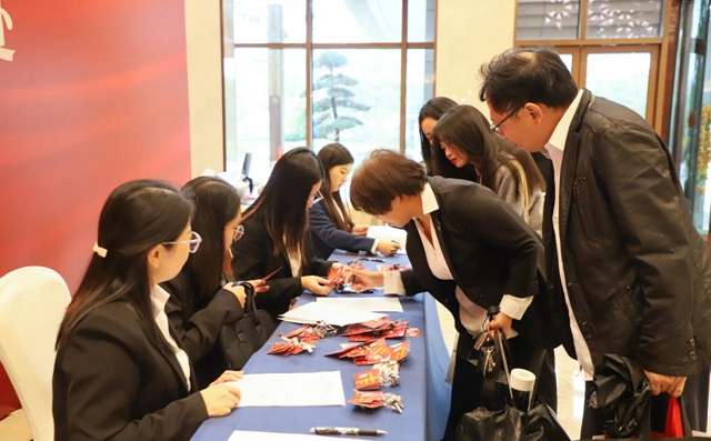 肩負(fù)重托共謀發(fā)展！集團(tuán)七屆二次職代會代表報到并參觀田家河新項目